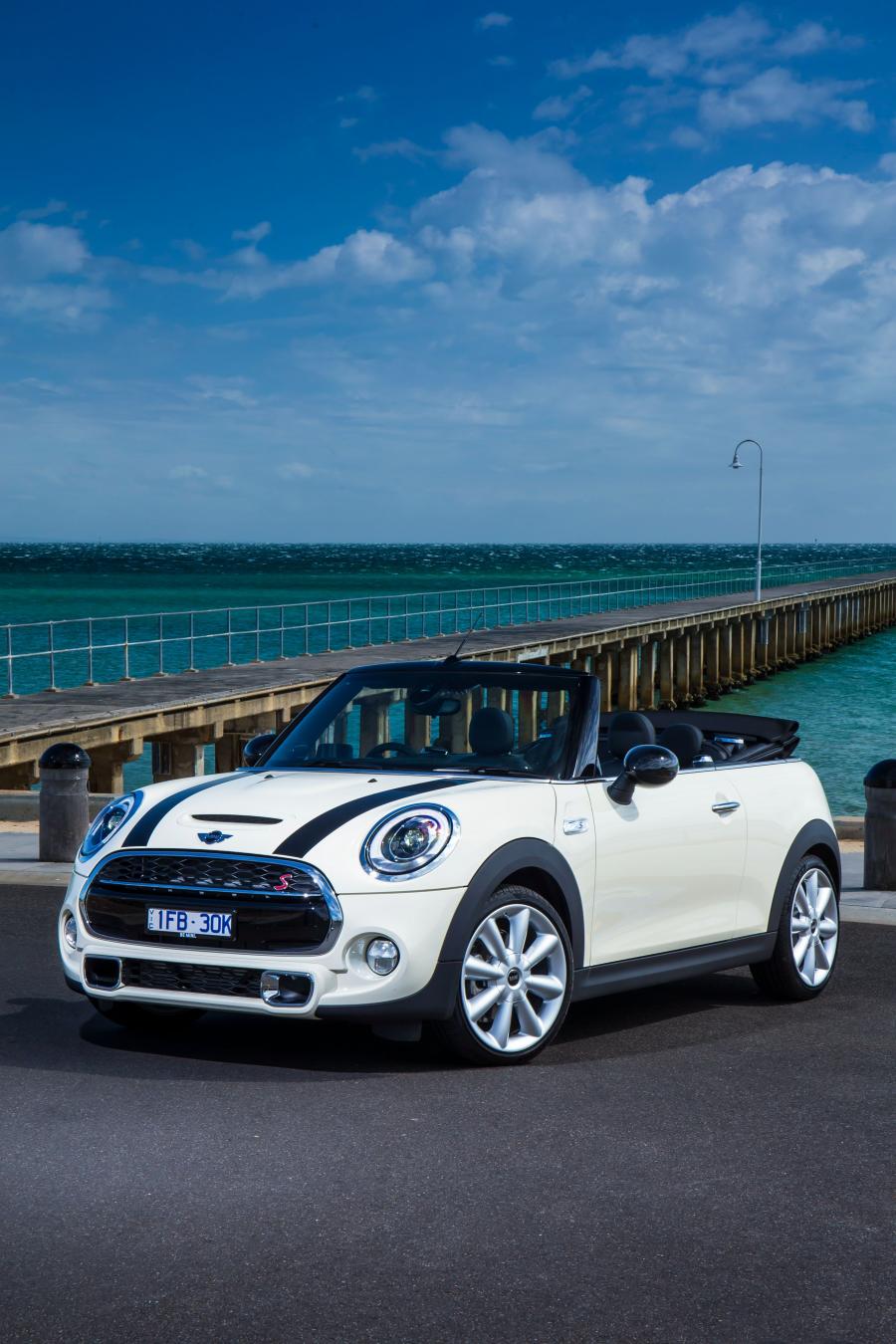  Mini Cooper S Cabrio 2016 года  (AU) (фото 7 из 14)